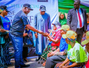 Nasarawa State Governor, Abdullahi Sule distributing cash to some of the beneficiaries in Nasarawa