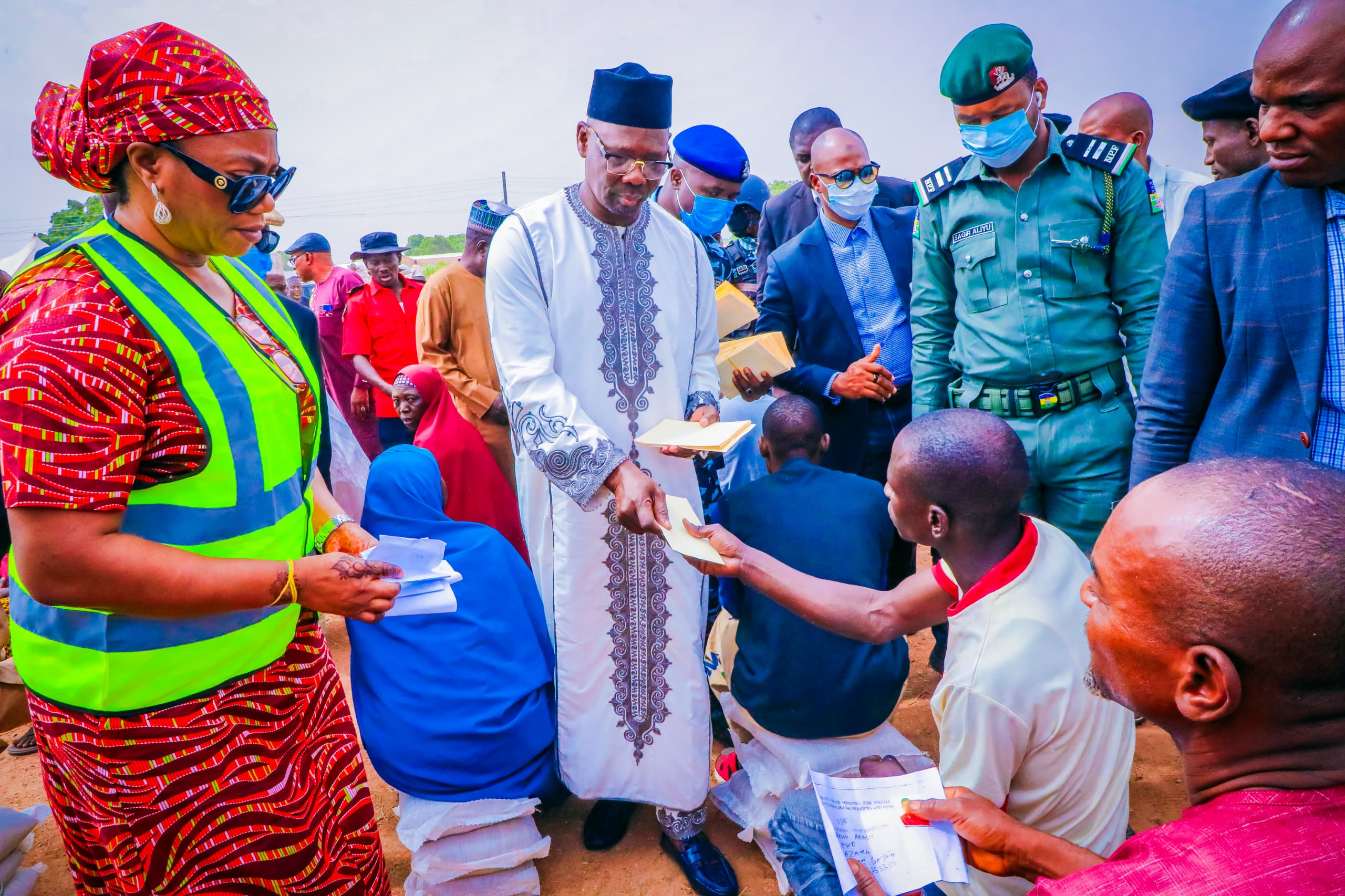 Nasarawa State Governor, Abdullahi Sule, assisted by the Commissioner for Humanitarian Affairs, Margret Elayo, distributing rice and cash to the beneficiaries in Awe LGA.