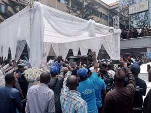 Crowd at governors office to pay last respect to Akeredolu