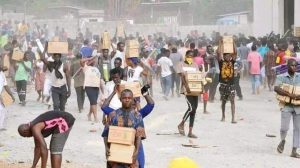 Abuja residents looting a government-owned warehouse