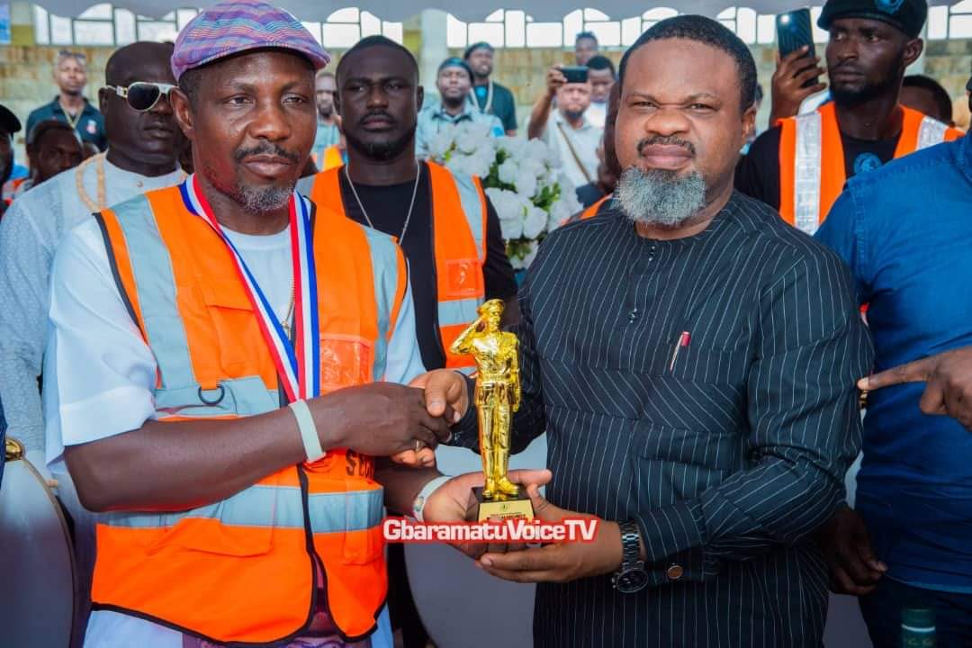 Tompolo (left) receiving the NUJ meritorious award from the NUJ president, Mr Chris Isiguzo at Oporoza, Warri South-West, LGA of Delta, photo – NAN