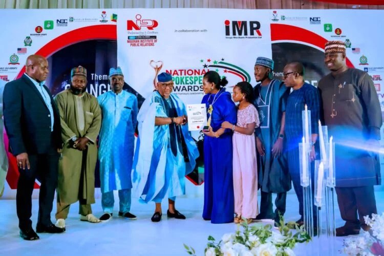 Staff members of NNPC Ltd. with Mrs Oluwakemi Olumuyiwa, the Head, Relationship & Stakeholder Management of NNPC Ltd., receiving the award on behalf of Mr Olufemi Soneye, the Chief Corporate Communications Officer of NNPC Ltd., who bagged the 2024 Distinguished Spokesperson Award in Oil & Gas at the Spokespersons Summit in Abuja