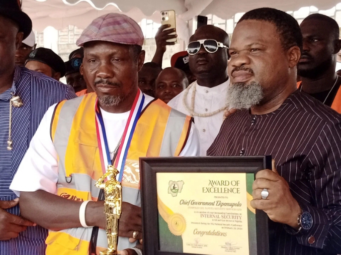 Tompolo (left) receiving the NUJ meritorious award from the NUJ president, Mr Chris Isiguzo at Oporoza, Warri South-West, LGA of Delta, photo – NAN