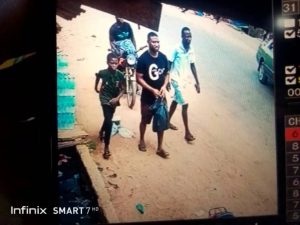 Footage of suspected kidnappers, who allegedly used a boy to purchase two bags of rice in Lagos