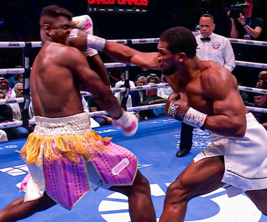 Anthony Joshua knocks out Francis Ngannou