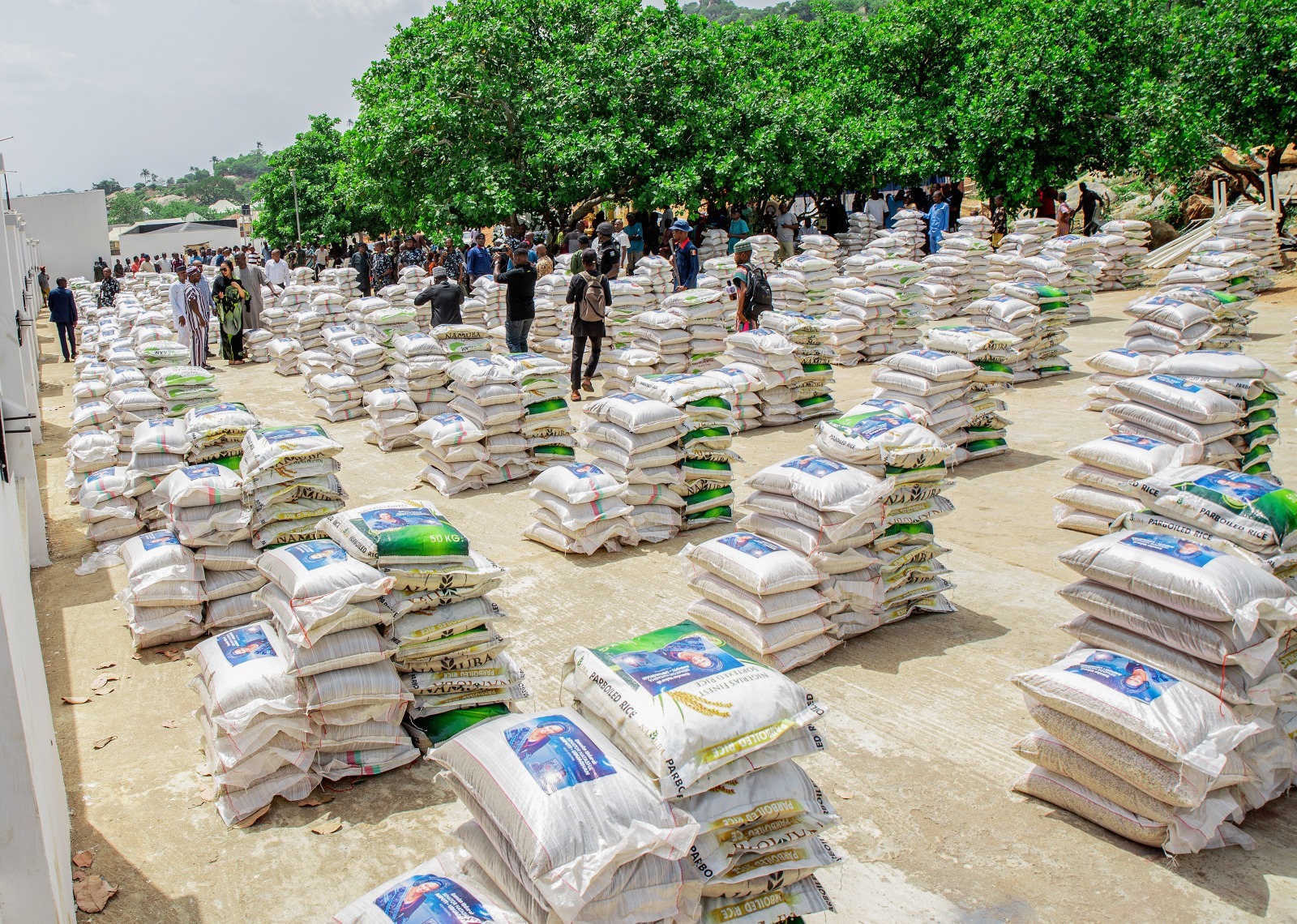 Sen. Natasha distributes 6 trucks of grains to constituents in Kogi Central 2 Bags of rice distributed to the beneficiaries in Kogi Central