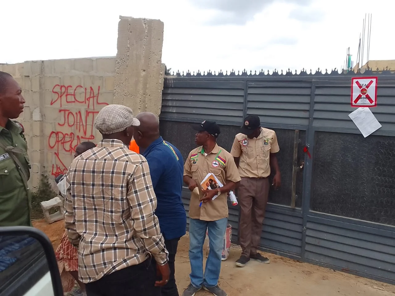 Some staff of MPP and UD/ LASPPPA on a joint enforcement exercise at the Epe Area of Lagos State