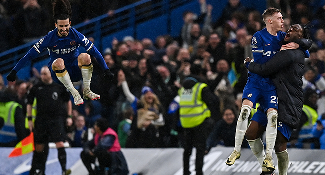 Chelsea’s English midfielder #20 Cole Palmer (2nd R) celebrates with teammates after scoring the fourth and winning goal of his team during the English Premier League football match between Chelsea and Manchester United at Stamford Bridge in London on April 4, 2024. (Photo by Glyn KIRK / AFP)