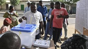 A voter casts his ballot at a polling station in N'Djamena on May 6, 2024 during Chad's presidential election. © Issouf Sanogo, AFP