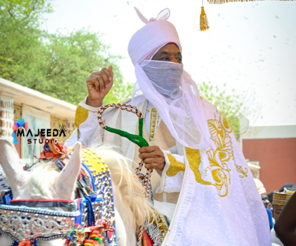 Emir of Kano, Lamido Sanusi, was greeted by a large gathering of dignitaries, including traditional rulers, businessmen, and well-wishers.