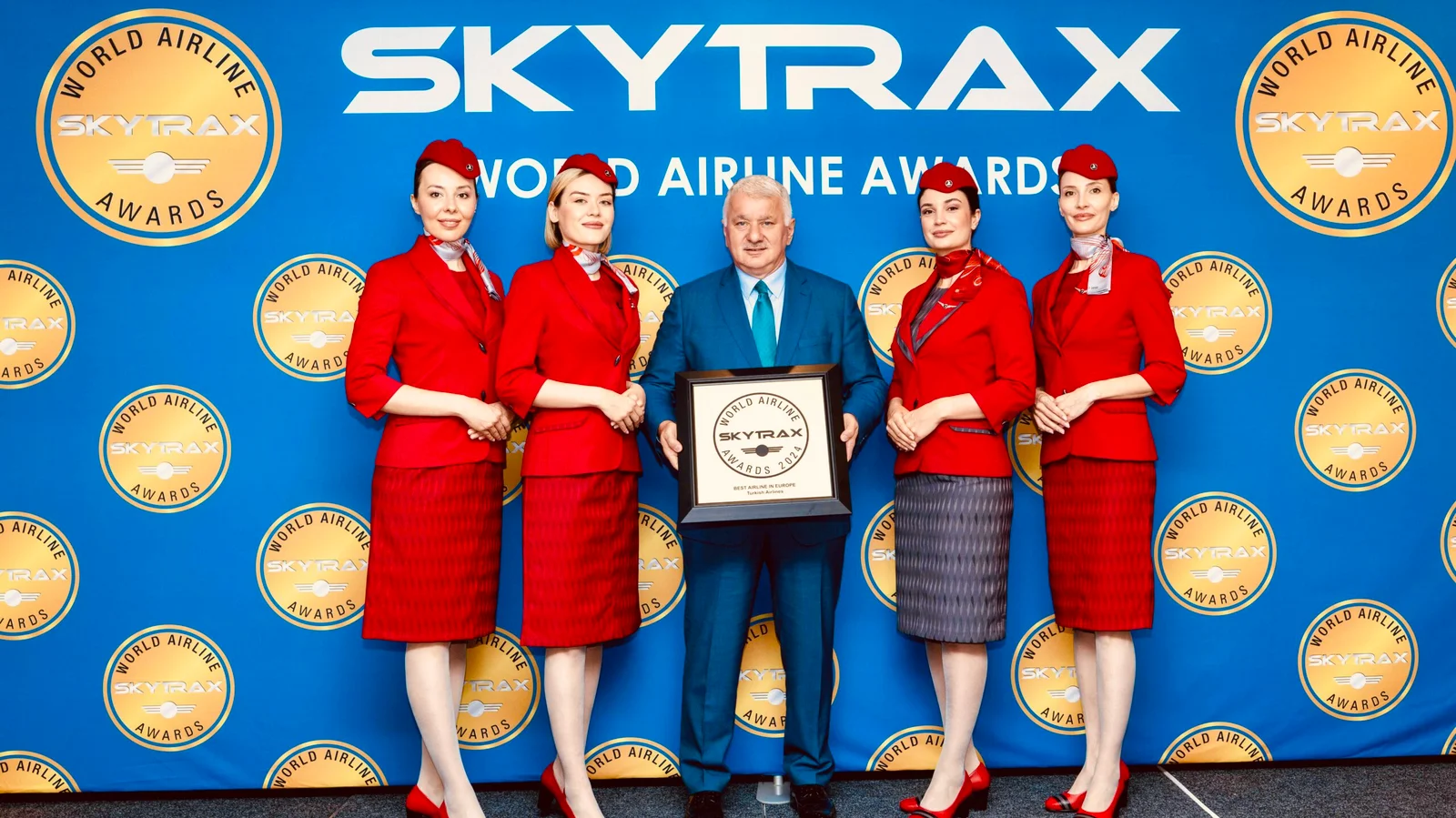 Bilal Ekşi (middle) Turkish Airlines CEO receives the award plaque at the ceremony in London.