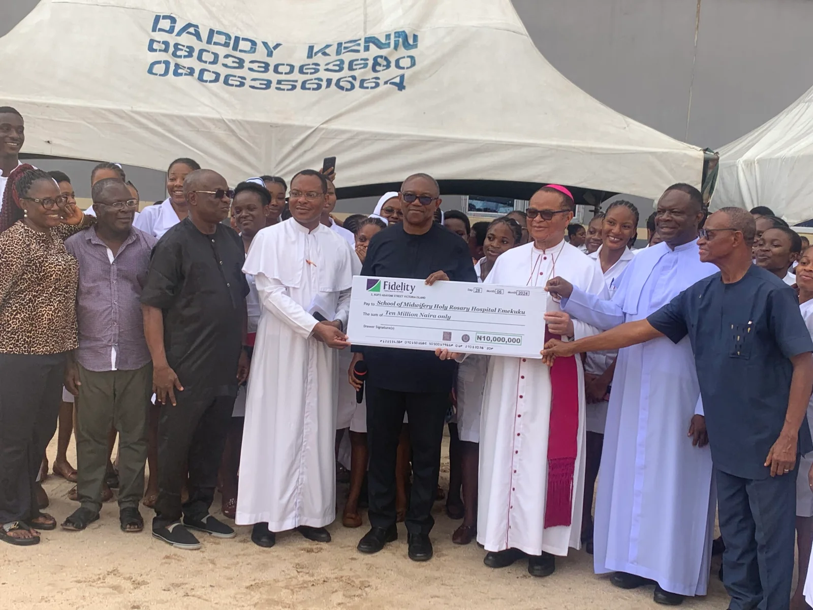 The LP Presidential Candidate in the 2023 General Elections, Mr Peter Obi, sandwiched by two priests, while presenting a cheque for N10 million donation to the Holy Rosary College of Nursing, Emekuku, Owerri, on Saturday.