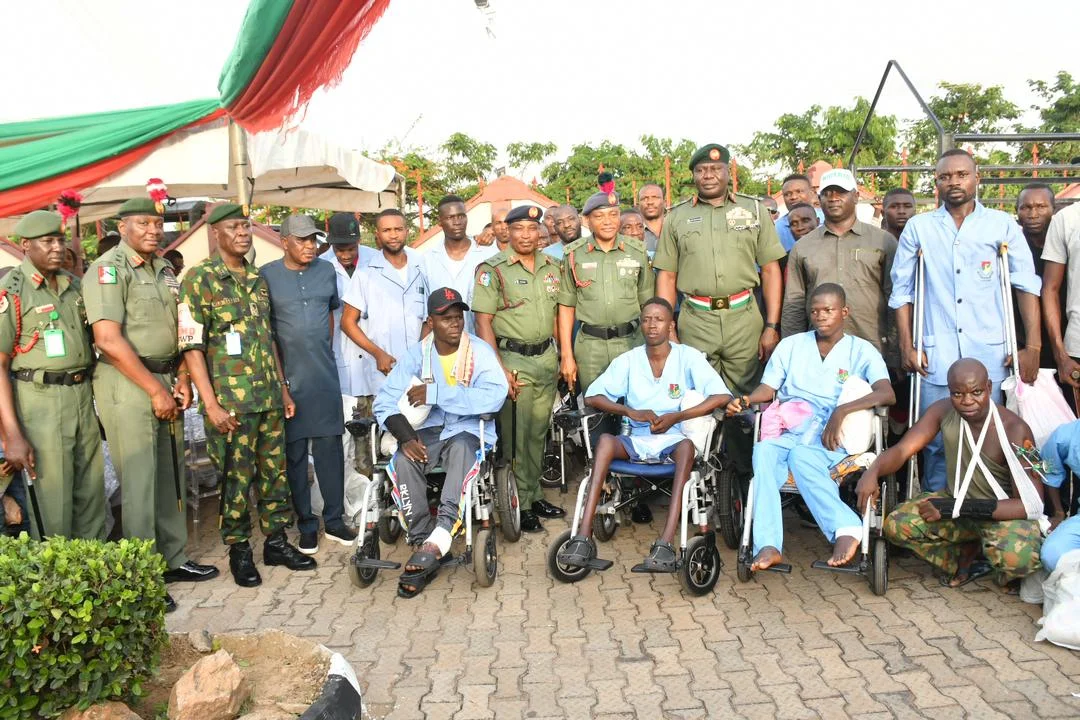 Senior military officers in a group photograph with wounded-in-action soldiers during a dinner in their honour at 44 Nigerian Army Reference Hospital, Kaduna, Wednesday.