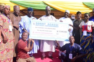 His Excellency, Dr Emmanuel Akabe, Deputy Governor of Nasarawa State, supported by Senator Al-Makura, the celebrant/NAGIS DG, Sonny Agassi and others, presenting a symbolic dummy check of 10 million naira to some vulnerable persons at the occasion.