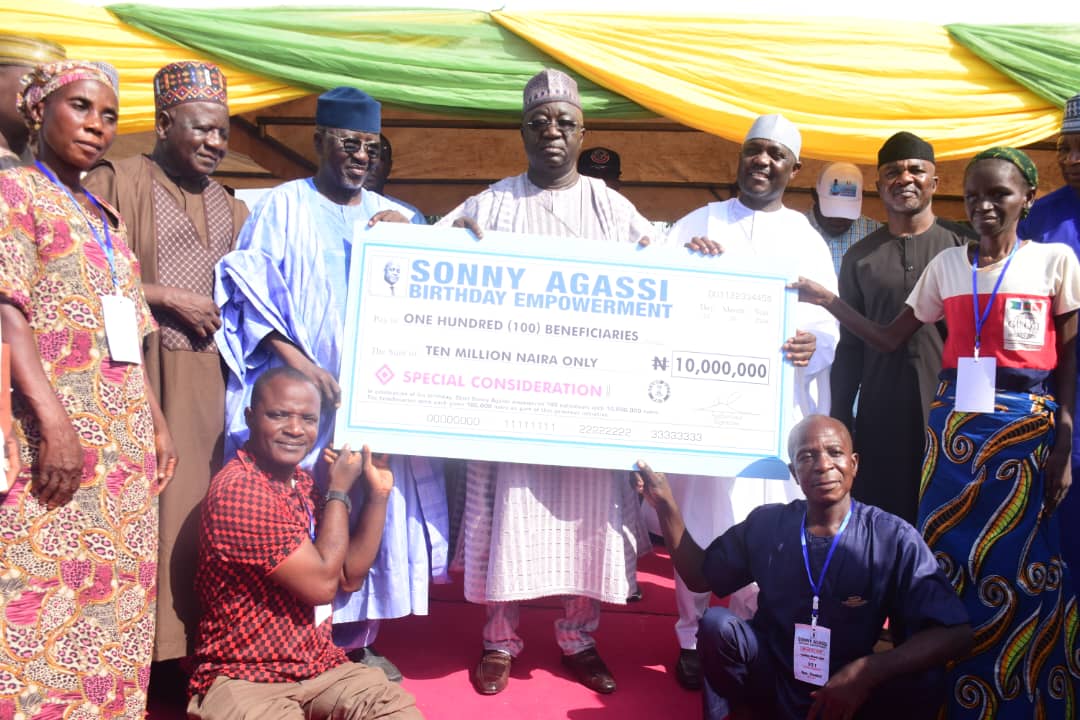His Excellency, Dr Emmanuel Akabe, Deputy Governor of Nasarawa State, supported by Senator Al-Makura, the celebrant/NAGIS DG, Sonny Agassi and others, presenting a symbolic dummy check of 10 million naira to some vulnerable persons at the occasion.