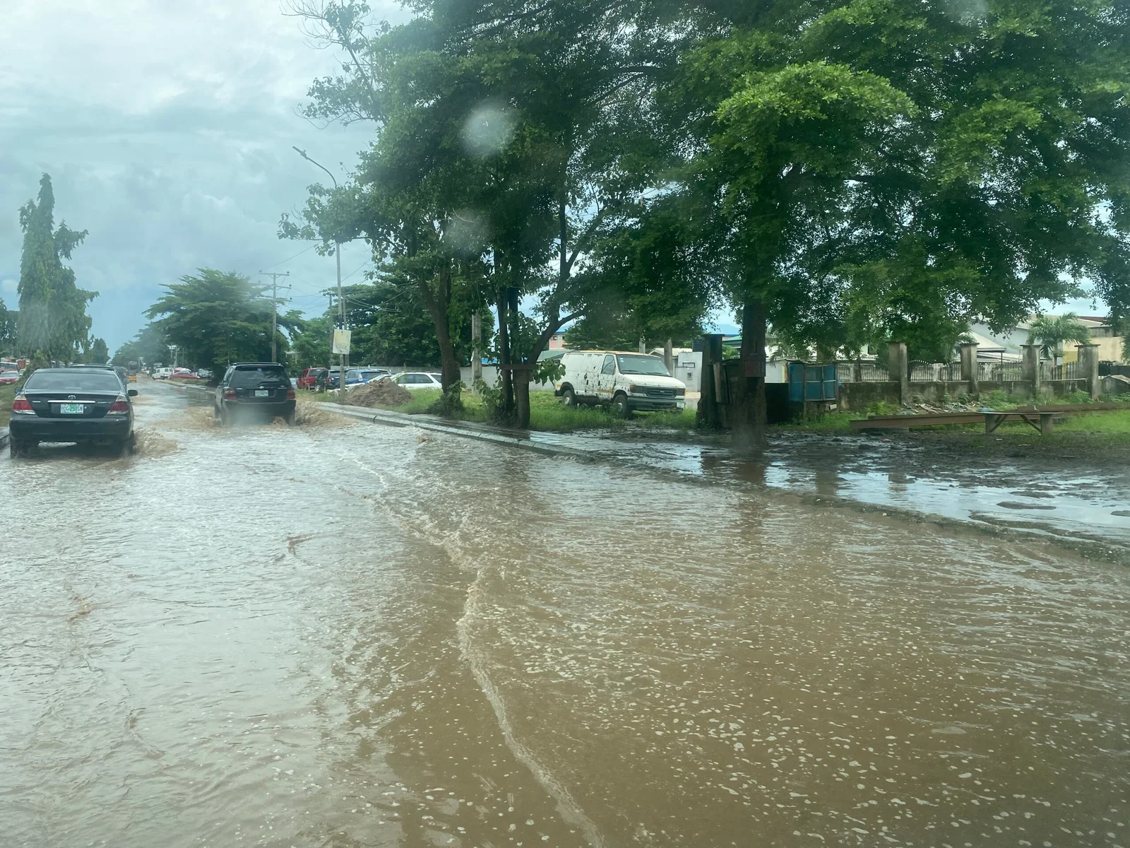 A road in Oko filling situated around LASU-Isheri road flooded with water.
