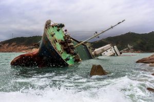 Ship sinks in red sea