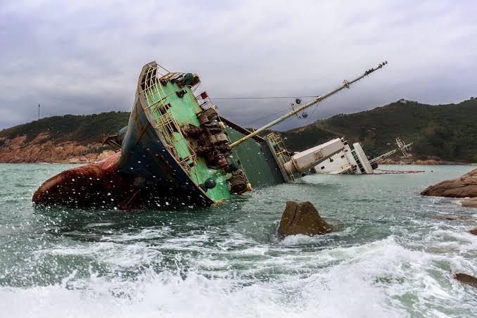 Ship sinks in red sea