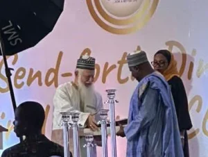 Jaiz Bank Board Chairman, Mustapha Bintube (R) presenting award to Prof. Monzer Kahf, former Chairman of Advisory Committee of Experts (ACE). (NAN)