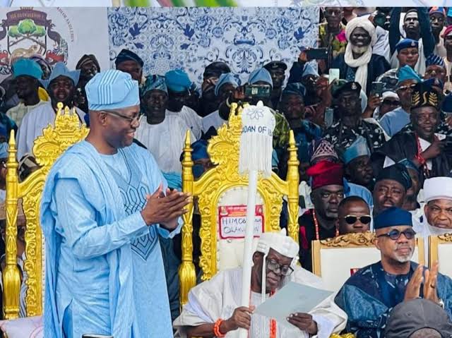 Gov. Seyi Makinde of Oyo State presented both the Staff and Instrument of Office to the new Olubadan.
