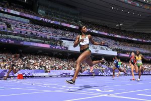 Nigeria’s Favour Ofili crosses the finish line ahead of British Virgin Islands’ Adaejah Hodge (4R), Brazil’s Ana Carolina Azevedo (3R), Denmark’s Ida Karstoft (2R) and Ivory Coast’s Maboundou Kone (R) in the women’s 200m heat