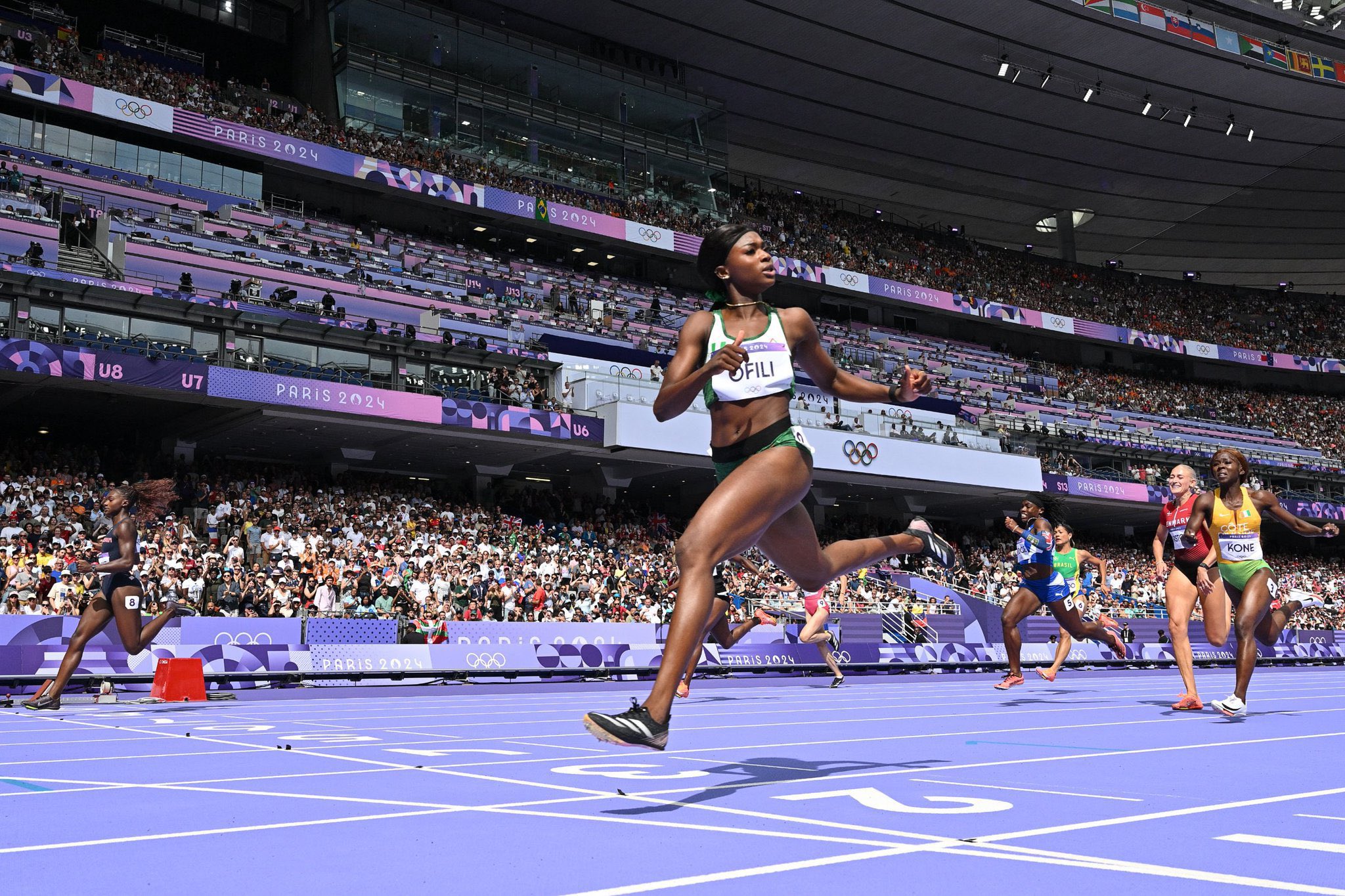 Nigeria’s Favour Ofili crosses the finish line ahead of British Virgin Islands’ Adaejah Hodge (4R), Brazil’s Ana Carolina Azevedo (3R), Denmark’s Ida Karstoft (2R) and Ivory Coast’s Maboundou Kone (R) in the women’s 200m heat