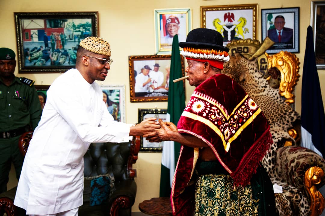 Deputy Governor of Cross River State, Peter Odey in handshake with Obol Lopon of Ugep, HRM, Obol Ofem Ubana Eteng in his palace during the LEBOKU New Yam Festival