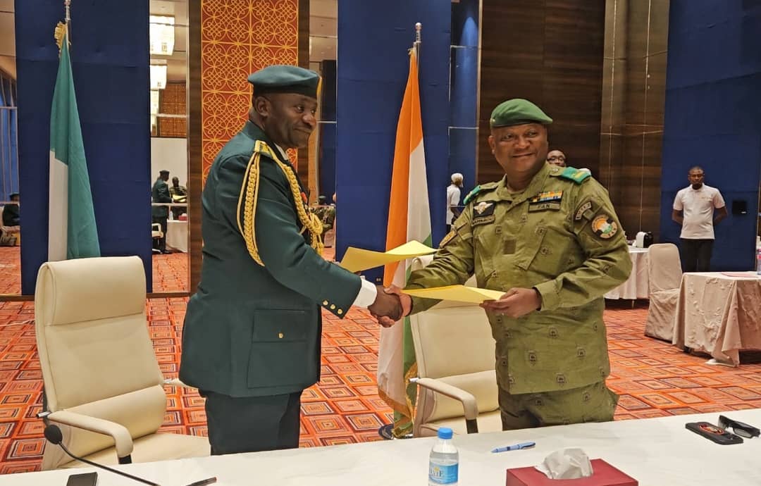 L-R: Chief of Defence Staff (CDS) of Nigeria, General Christopher Musa, and his Nigerien counterpart, General Moussa Barmou, during a courtesy visit to Niamey