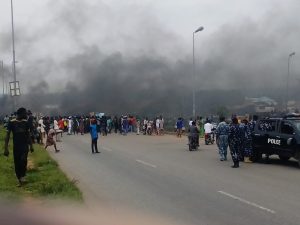 Protesters burning tyres along Abuja-Keffi road