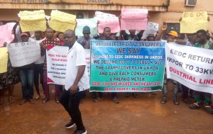 Electricity consumers protesting against the over six yrs power outage in Ukpor, the headquarters of Nnewi South LGA of Anambra on Friday.