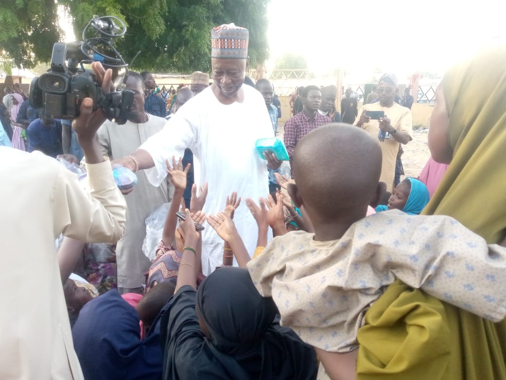 Alhaji Kashim Ibrahim Imam distributing cooked food packs to flood victims in Maiduguri