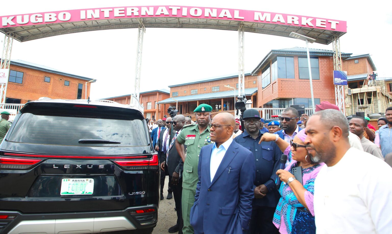 FCT Minister during his visit to Kugbo International Market