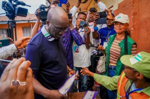 Senator Monday Okpebholo cast his vote at polling unit 1, Ward 2 in Udomi Primary School, Udomi, Irrua, Esan Central LGA of Edo State.