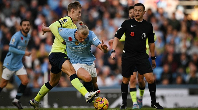Flynn Downes 2nd L tackles Manchester Citys Norwegian striker 09 Erling Haaland TopshotFblEngPrManCitySouthampton 1