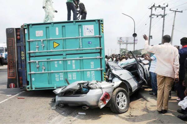 Containers fall on vehicle