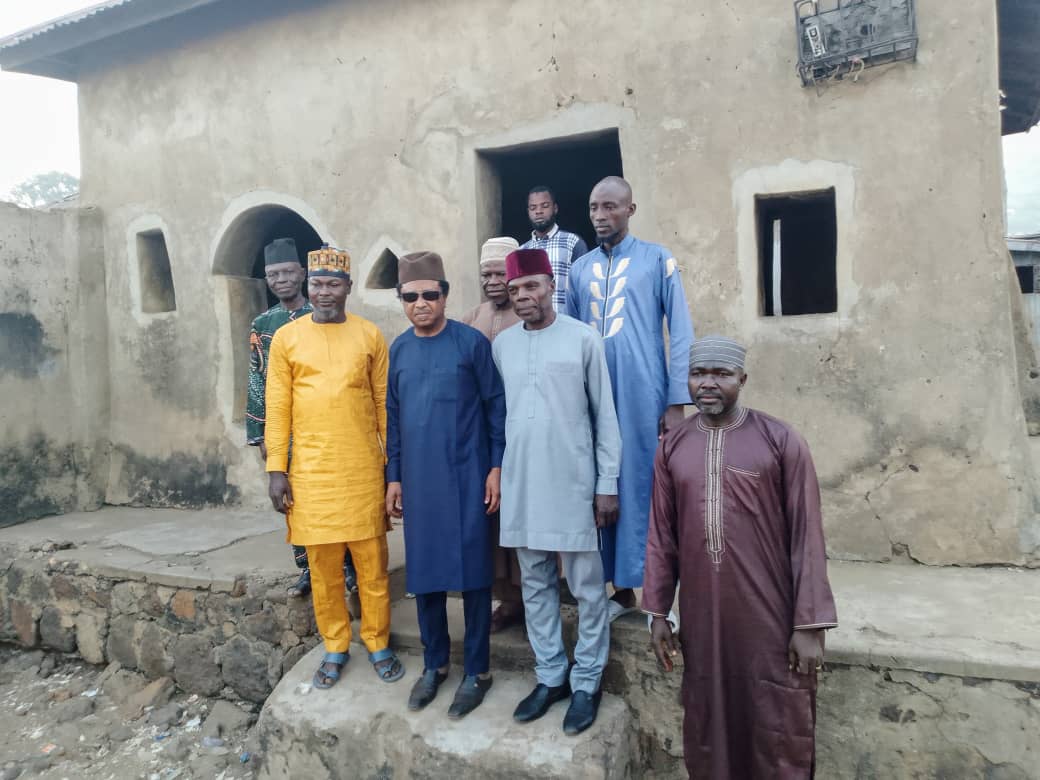 Sen. Shehu Sani (2L); Abdullahi Ibrahim, great grandson of deposed Etsu Nupe (1L); Chief Emmanuel Dauda-Shelika, Estu Lokoja; and others during Shehu Sani ‘s visit to tombs of six deposed Emirs by British colonialists in Lokoja, Kogi