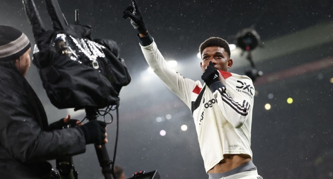 Man United draws at Liverpool