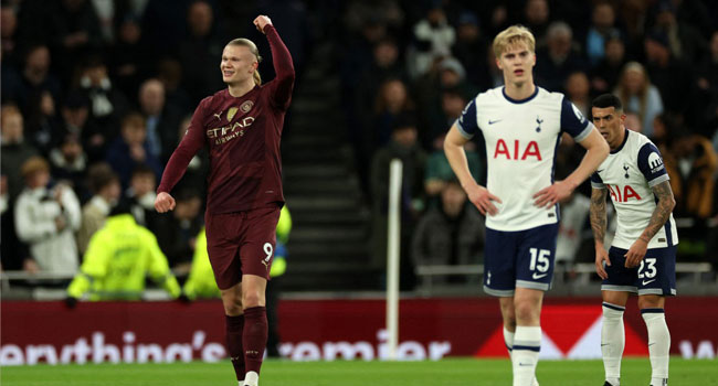 Manchester City’s Norwegian striker #09 Erling Haaland (L) celebrates scoring the team’s first goal during the English Premier League football match between Tottenham Hotspur and Manchester City at the Tottenham Hotspur Stadium in London, on February 26, 2025. (Photo by Adrian Dennis / AFP)