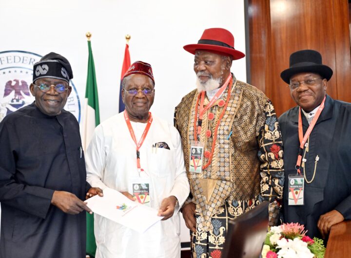 President Bola Tinubu in a group photograph with representatives and leaders of the Niger Delta under the Pan-Niger Delta Forum (PANDEF)