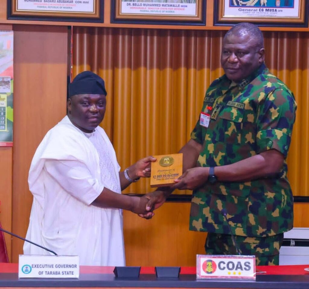 Taraba State Governor, Agbu Kefas on Monday paid a courtesy visit to the Chief of Army Staff (COAS) Lieutenant General Olufemi Oluyede, at the Army Headquarters