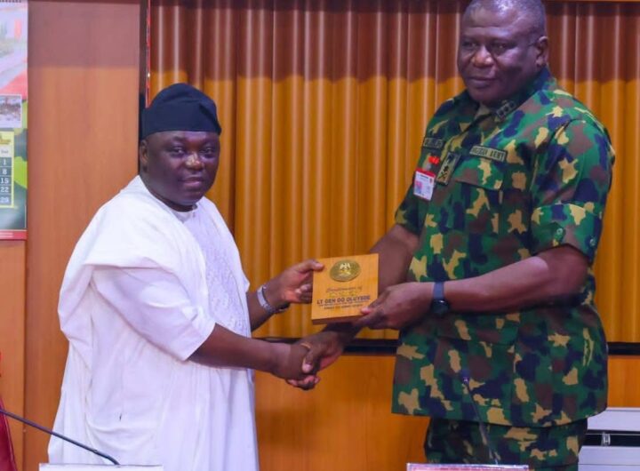 Taraba State Governor, Agbu Kefas on Monday paid a courtesy visit to the Chief of Army Staff (COAS) Lieutenant General Olufemi Oluyede, at the Army Headquarters