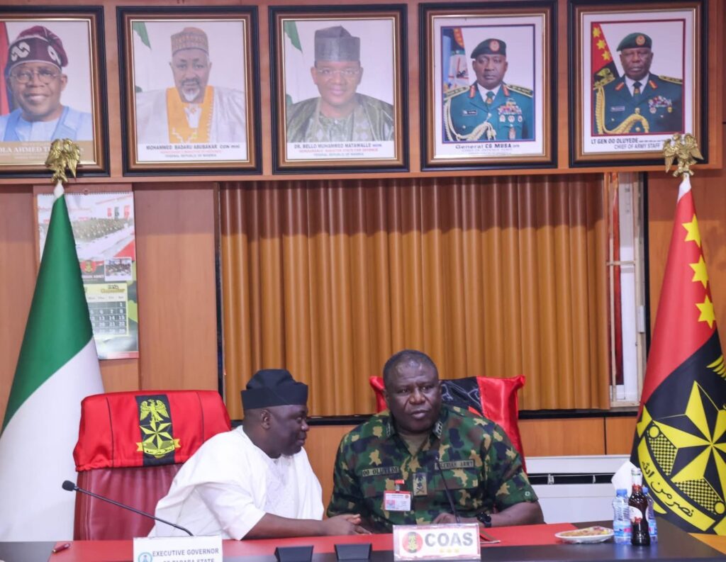 Taraba State Governor, Agbu Kefas on Monday paid a courtesy visit to the Chief of Army Staff (COAS) Lieutenant General Olufemi Oluyede, at the Army Headquarters 