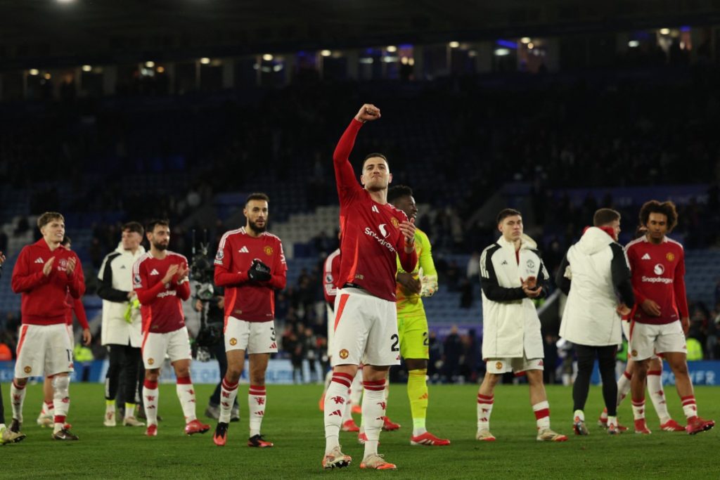 Hojlund ends goal drought as Man United beat Leicester 2 Manchester United’s Portuguese defender #20 Diogo Dalot (C) and teammates celebrate on the pitch after the English Premier League football match between Leicester City and Manchester United at King Power Stadium in Leicester, central England on March 16, 2025. Manchester United won the game 3-0. (Photo by Adrian Dennis / AFP)