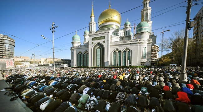 Muslims-Praying-mosque-ramadan-eid-3