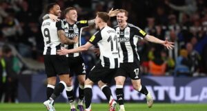 (L-R) Callum Wilson, Kieran Trippier, Harvey Barnes and Emil Krafth celebrate on the pitch after the English League Cup final football match between Liverpool and Newcastle United at Wembley Stadium, north-west London on March 16, 2025. Newcastle won the game 2-1. (Photo by HENRY NICHOLLS / AFP)