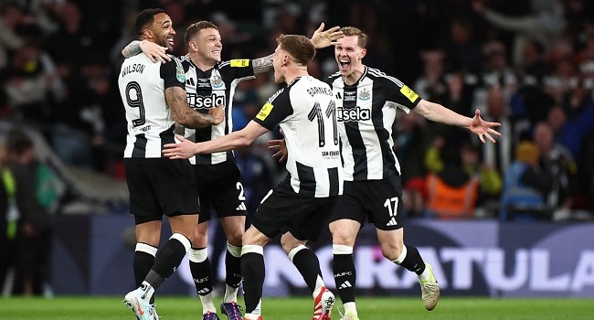 (L-R) Callum Wilson, Kieran Trippier, Harvey Barnes and Emil Krafth celebrate on the pitch after the English League Cup final football match between Liverpool and Newcastle United at Wembley Stadium, north-west London on March 16, 2025. Newcastle won the game 2-1. (Photo by HENRY NICHOLLS / AFP)