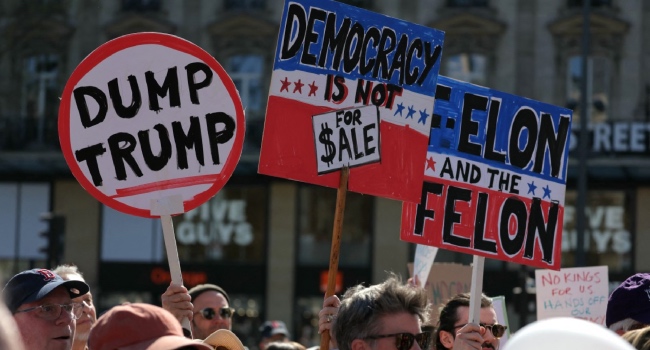 Tens of thousands march in US against Trump 2 Anti Trump protesters 1