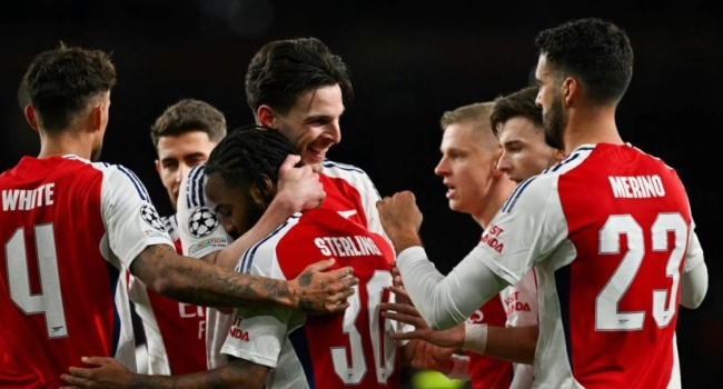 Arsenal’s English midfielder #41 Declan Rice (C) celebrates with teammates after scoring his team second goal during the last 16 second leg UEFA Champions League football match between Arsenal and PSV Eindhoven at the Emirates Stadium in north London on March 12, 2025. (Photo by Glyn KIRK / AFP)