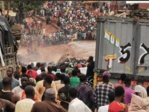 Motorists stranded in Mokwa LGA of Nigeria State due to flood disaster