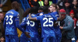 Chelsea’s Argentinian midfielder #08 Enzo Fernandez celebrates with teammates after scoring the opening goal during the English Premier League football match between Chelsea and Liverpool at Stamford Bridge in London on May 4, 2025. (Photo by HENRY NICHOLLS / AFP)